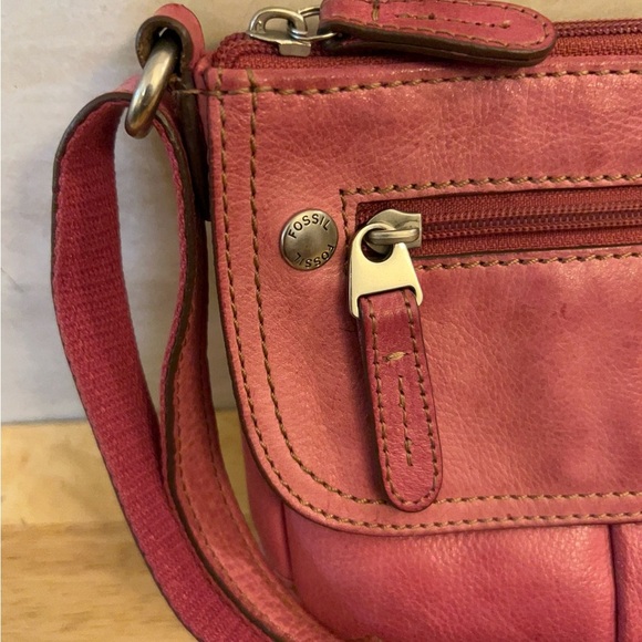 Fossil Pink Leather Adjustable Crossbody Bag - Picture 4 of 12